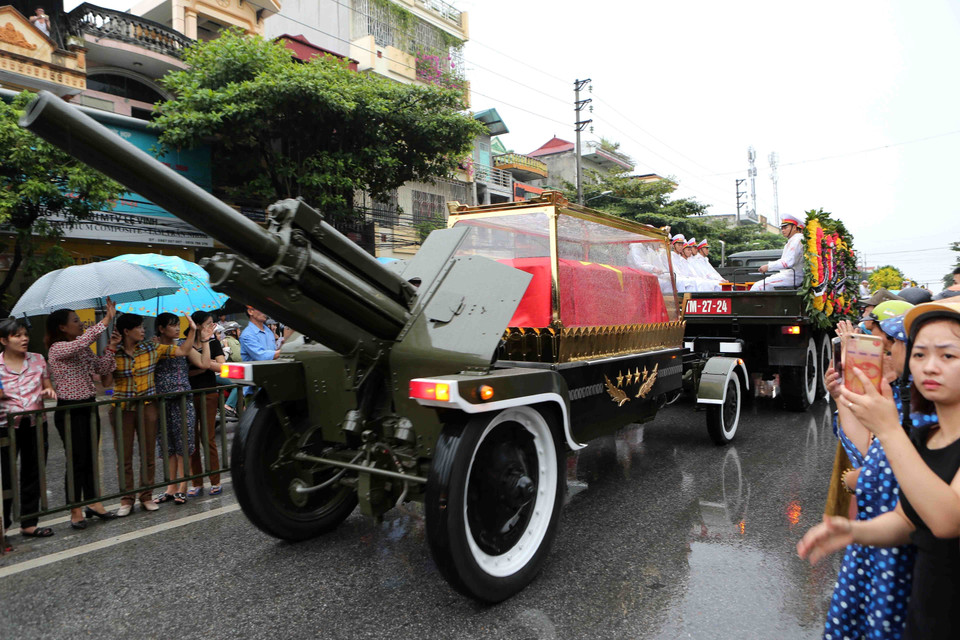 载有陈大光主席灵柩的灵车被送回他的家乡——宁平省金山县光善乡。 图自越通社