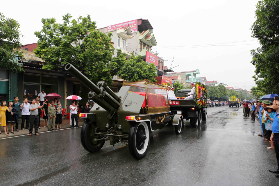 载有陈大光主席灵柩的灵车被送回他的家乡——宁平省金山县光善乡。 图自越通社