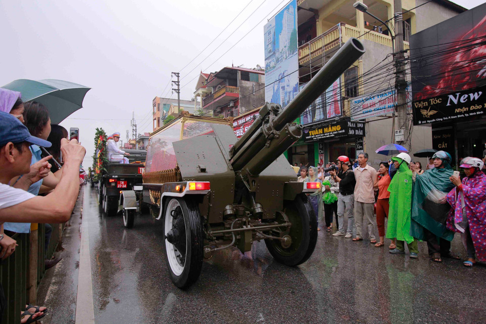 载有陈大光主席灵柩的灵车被送回他的家乡——宁平省金山县光善乡。 图自越通社