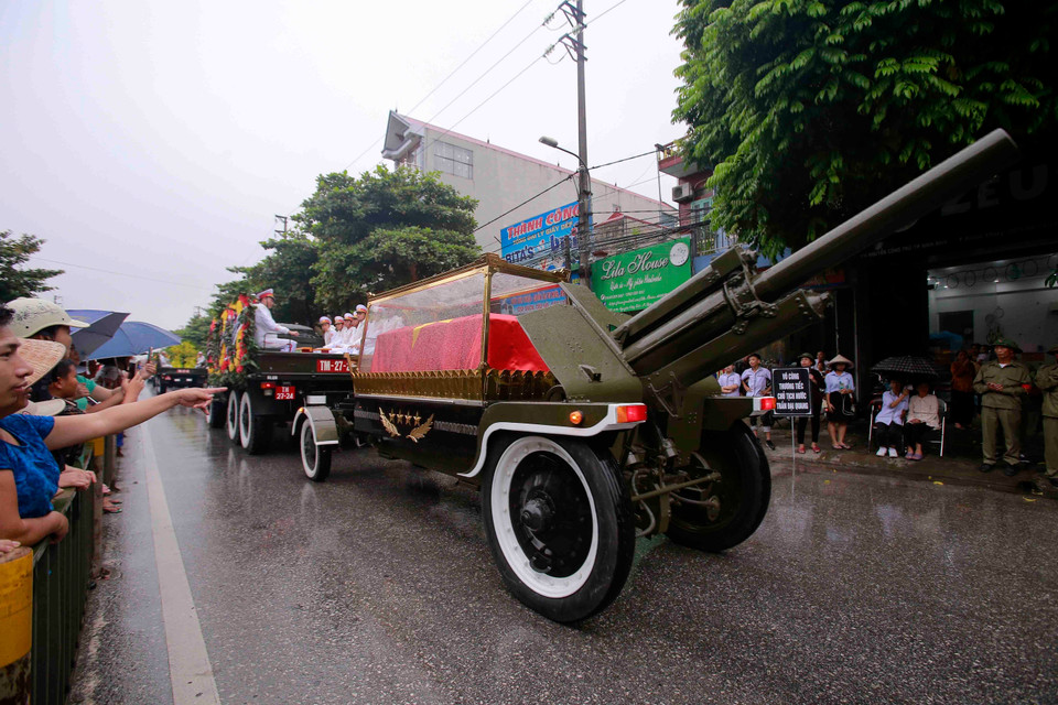 载有陈大光主席灵柩的灵车被送回他的家乡——宁平省金山县光善乡。 图自越通社