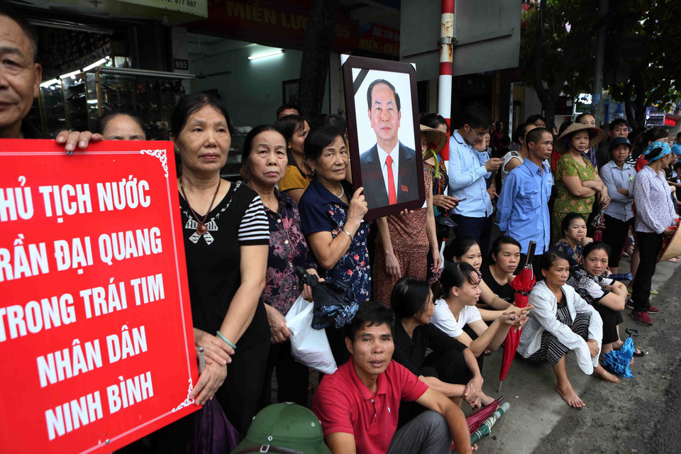  载有陈大光主席灵柩的灵车被送回宁平省金山县光善乡。图自越通社