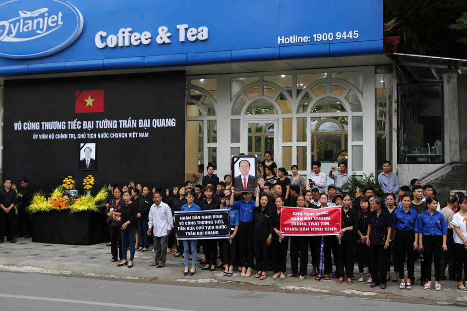  载有陈大光主席灵柩的灵车被送回宁平省金山县光善乡。图自越通社