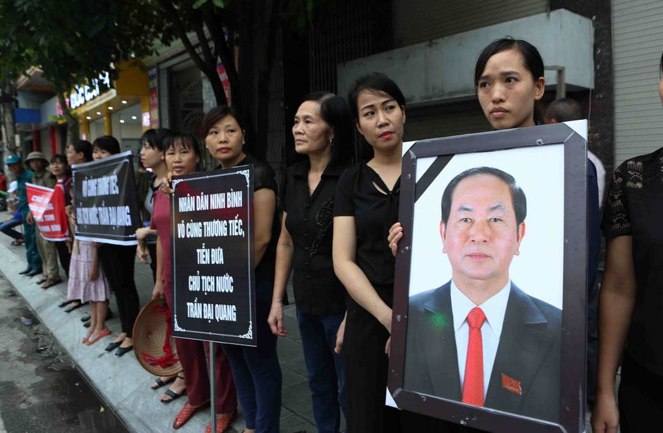  载有陈大光主席灵柩的灵车被送回宁平省金山县光善乡。图自越通社