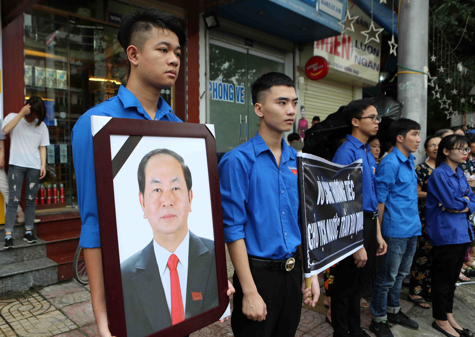  载有陈大光主席灵柩的灵车被送回宁平省金山县光善乡。图自越通社