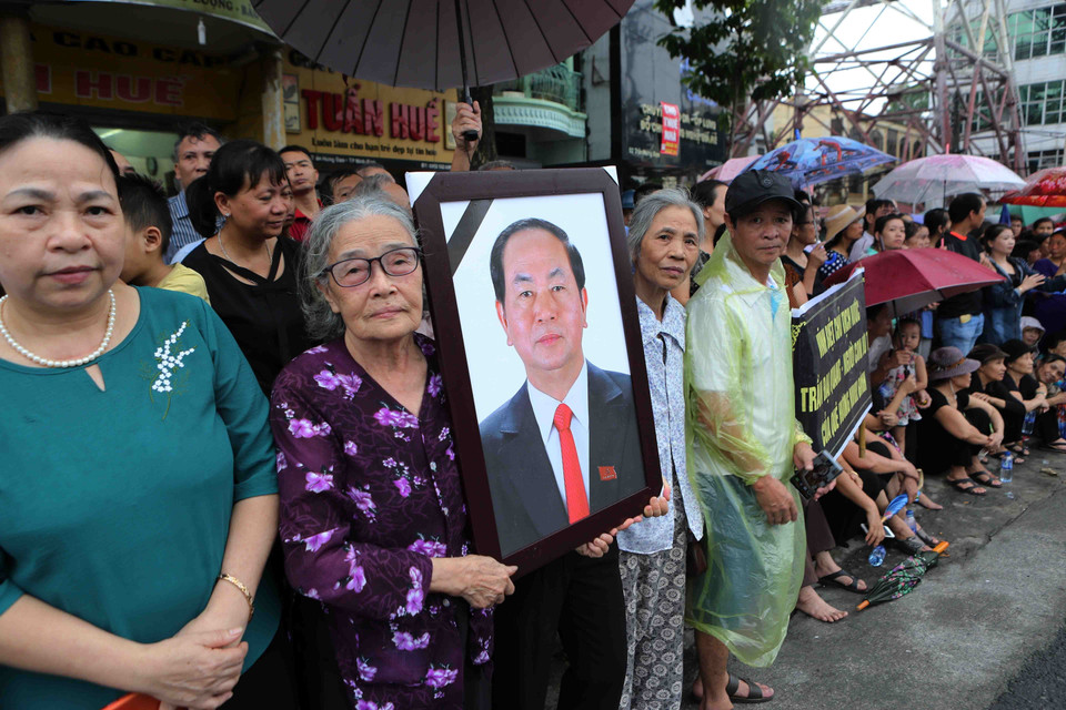  载有陈大光主席灵柩的灵车被送回宁平省金山县光善乡。图自越通社