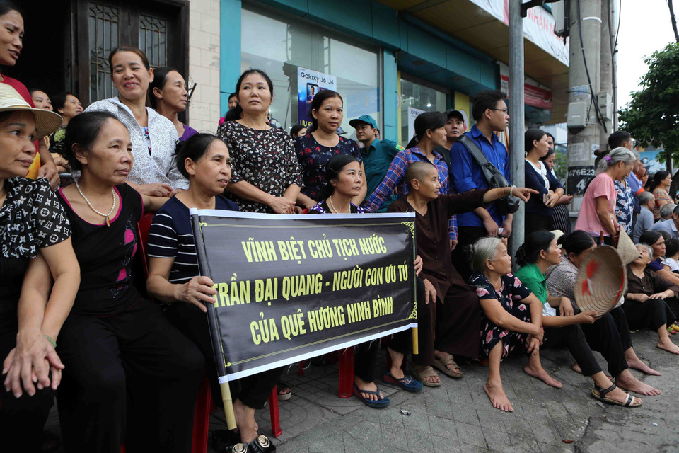  载有陈大光主席灵柩的灵车被送回宁平省金山县光善乡。图自越通社