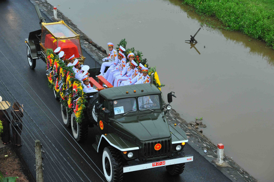  载有陈大光主席灵柩的灵车被送回宁平省金山县光善乡。图自越通社