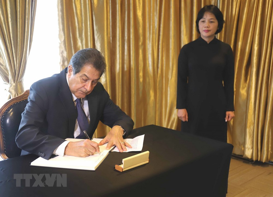 古巴驻新加坡大使 Fredesmán Turró González在吊唁簿上题词。图自越通社