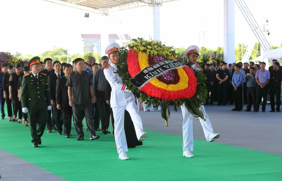 宁平省人民议会代表团前来吊唁陈大光主席。图自越通社