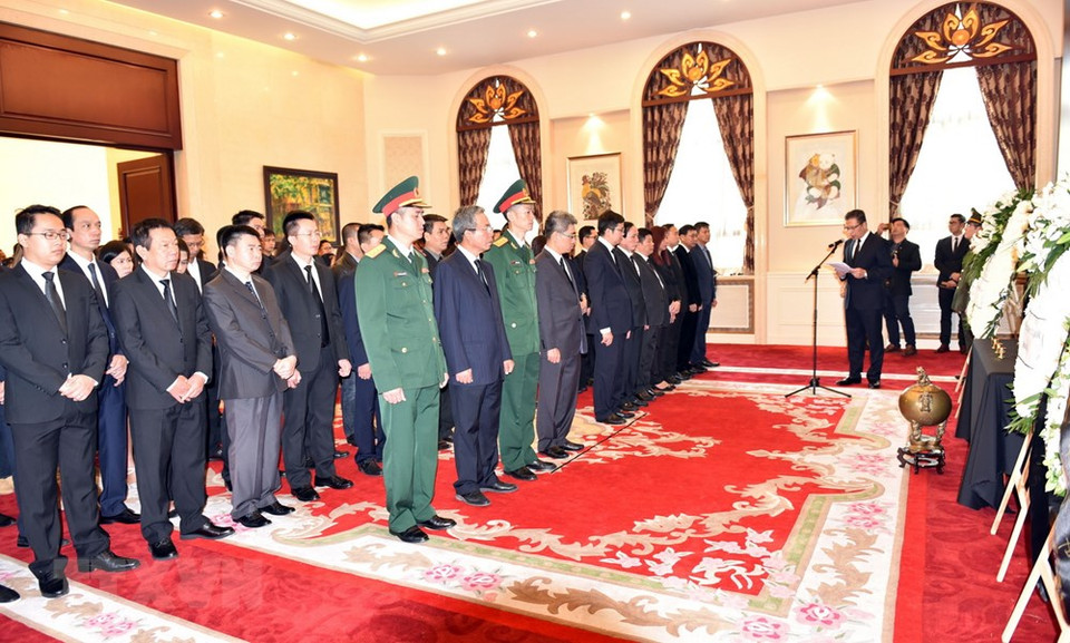 越南驻华大使馆工作人员吊唁陈大光同志。图自越通社