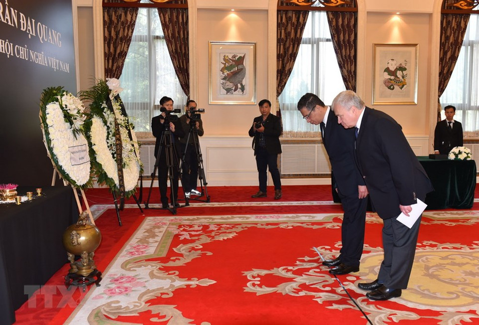 俄罗斯驻华大使安德烈·杰尼索夫(Andrey Denisov)吊唁陈大光同志。图自越通社