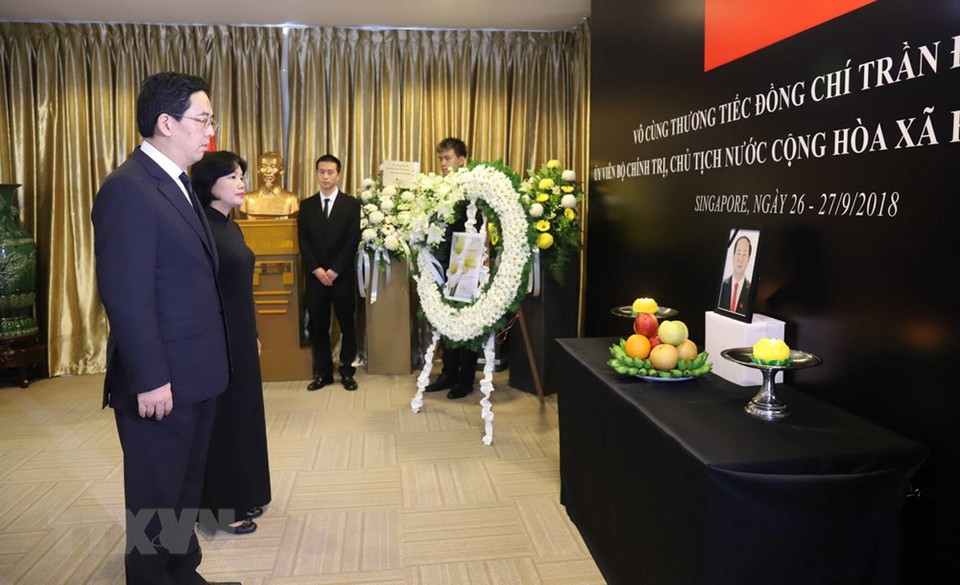 中国驻新加坡大使洪小勇吊唁陈大光同志。图自越通社