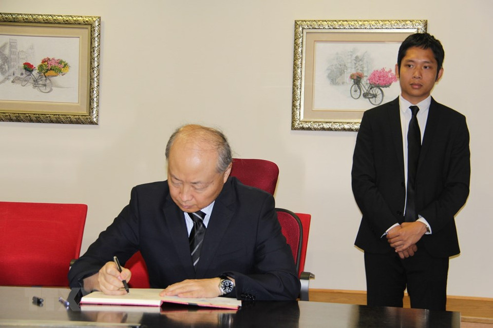 中国驻以色列大使詹永鑫前往在越南驻以色列大使馆内开设的吊唁处，吊唁去世的越南国家主席陈大光并在吊唁簿上题词。图自越通社