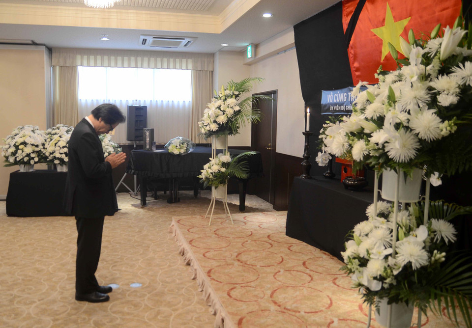 日本贸易振兴机构(JETRO)理事长石毛博行(Hiroyuki Ishige)吊唁陈大光同志。图自越通社