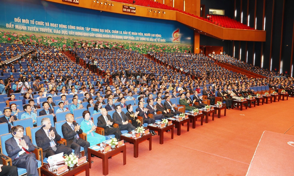 出席越南工会第十二届全国代表大会全体会议的与会代表。 图自越通社