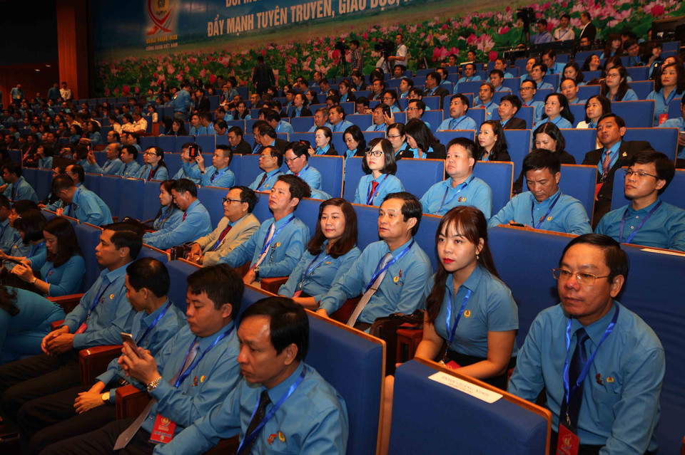 出席越南工会第十二届全国代表大会全体会议的与会代表。 图自越通社