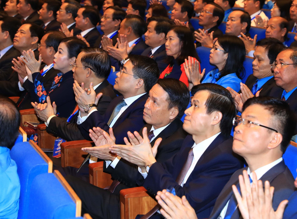 越共中央委员、越通社社长阮德利（右三）出席越南工会第十二届全国代表大会全体会议。 图自越通社