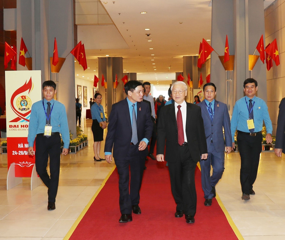 越南工会第十二届全国代表大会全体会议近日开幕。图为越共中央总书记阮富仲入场。图自越通社