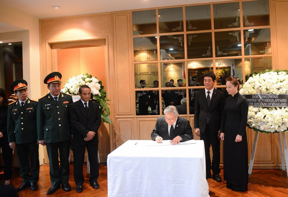 泰国外长敦‧帕马威奈9月24日上午前来越南驻泰大使馆吊唁陈大光同志并在吊唁簿上留言。图自越通社 9月26日上午在9月26日上午在