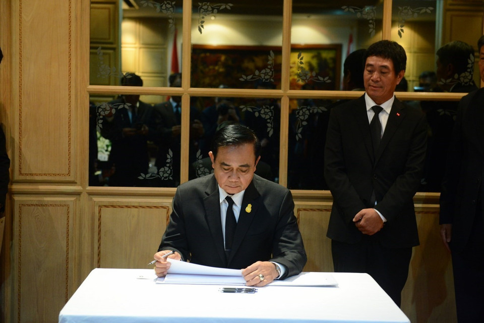 泰国总理巴育·占奥差(Prayut Chan-ocha)大将9月24日上午前来越南驻泰大使馆吊唁陈大光同志并在吊唁簿上留言。图自越通社