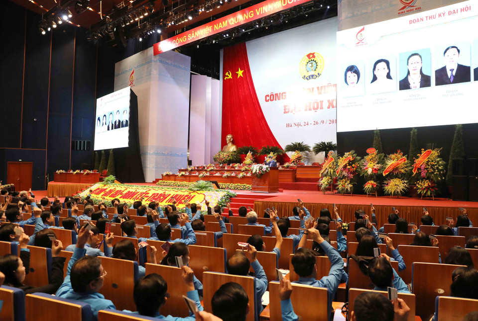 与会代表表决通过越南工会第十二届全国代表大会的秘书处名单。图自越通社