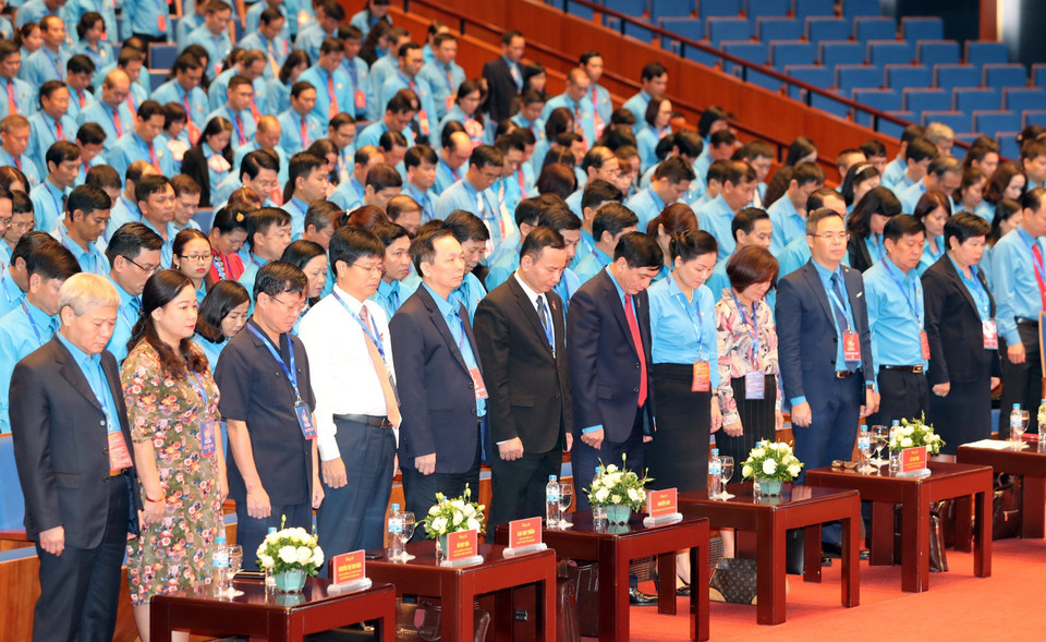 与会代表已为越共中央政治局委员、国家主席陈大光逝世默哀一分钟。图自越通社