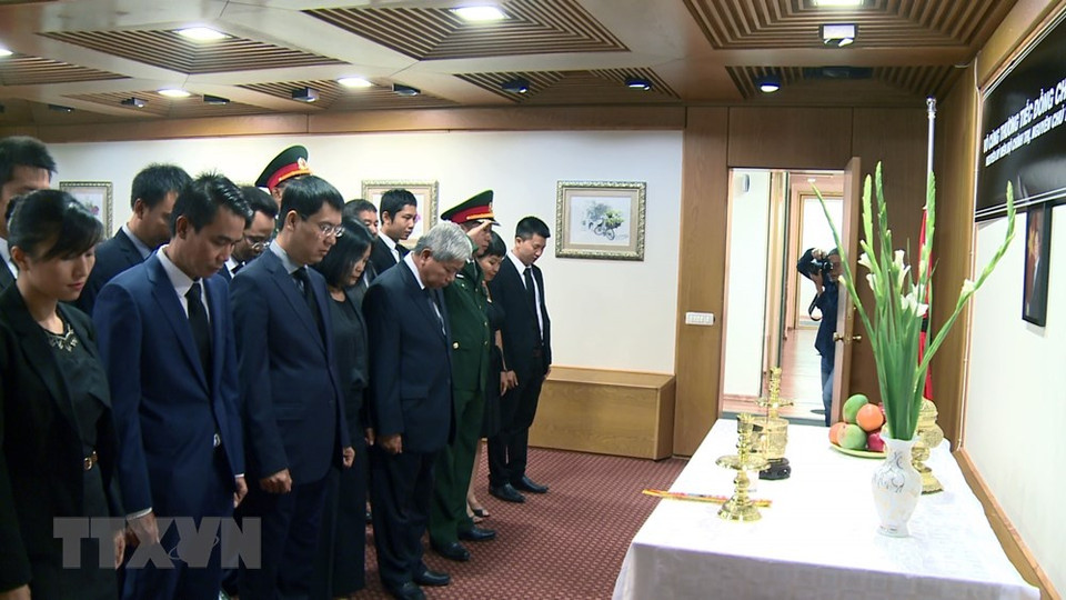 越南驻以色列大使馆和越南驻以色列各代表机构工作人员参加陈大光同志吊唁仪式。图自越通社