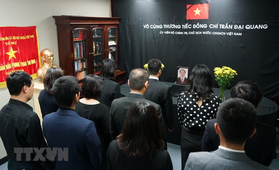 越南驻澳大利亚悉尼代表机构干部人员吊唁陈大光同志。图自越通社