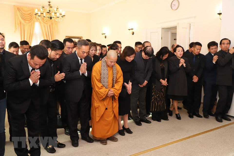 参加人员吊唁陈大光同志。图自越通社