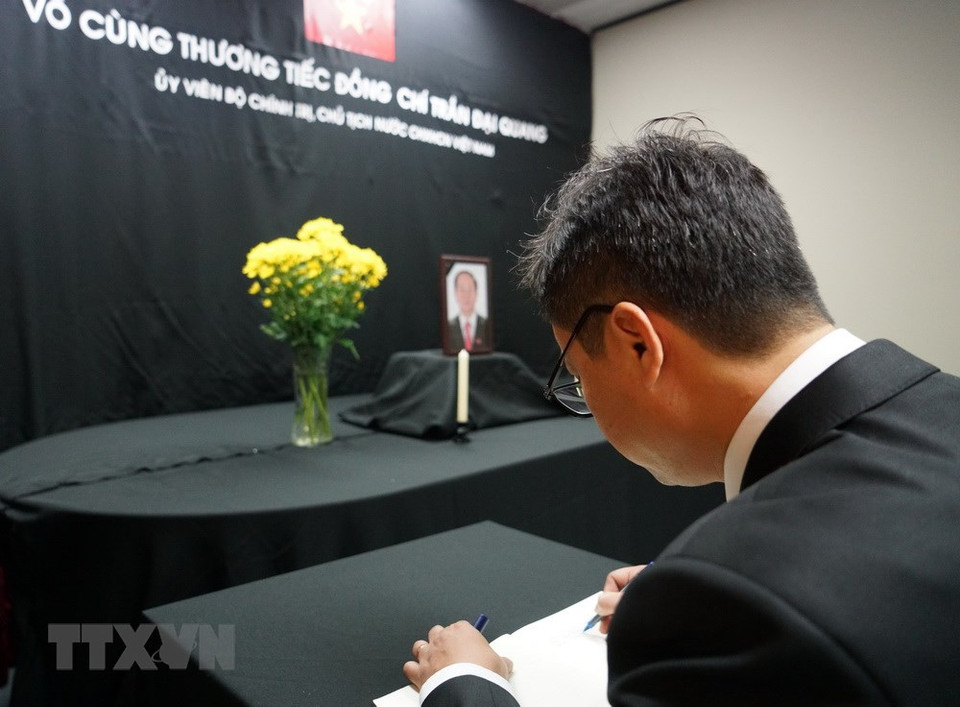 越南驻澳大利亚悉尼总领事郑德海代表越南驻悉尼总领事馆全体干部职工在吊唁簿上题词，对陈大光同志逝世表示深切哀悼。图自越通社