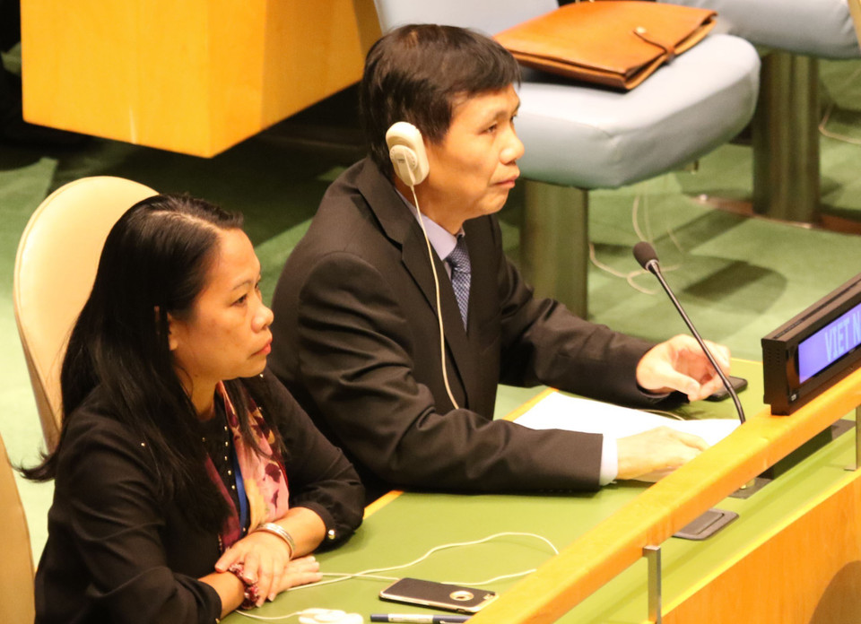 默哀结束后,越南常驻联合国代表团团长邓廷贵大使就越南国家主席陈大光突然离世举国悲痛，对国际朋友的哀悼和同情表示感谢。图自越通社