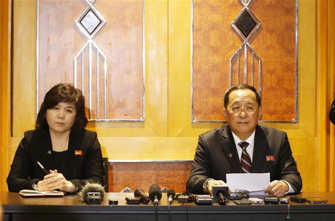  朝鲜外务相李勇浩（右）和副相崔善姬（左）出席新闻发布会。越通社记者林庆 摄