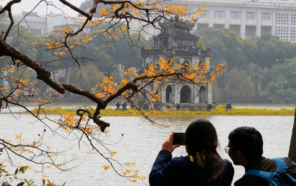  河内市还剑湖浪漫美景吸引很多人来拍照留念。越通社记者 摄 