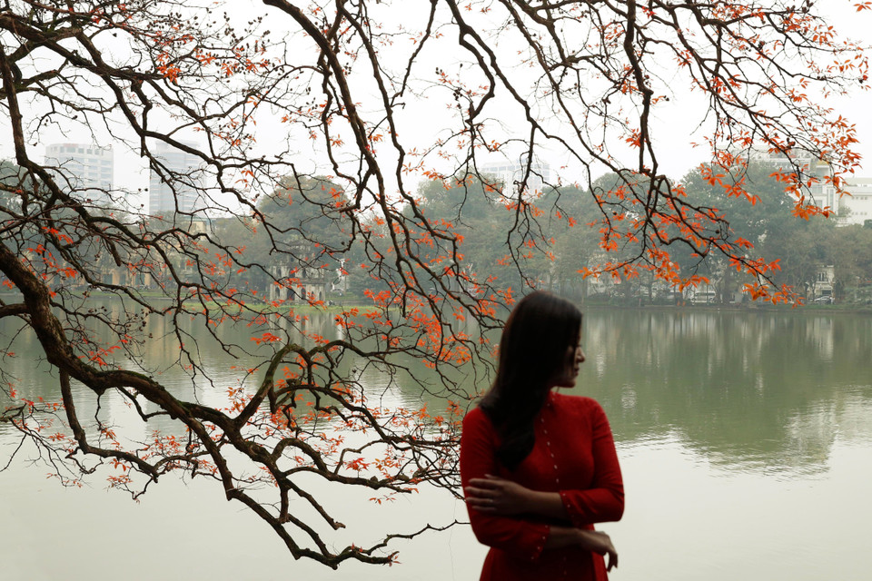 河内市还剑湖浪漫美景吸引很多人来拍照留念。越通社记者 摄 
