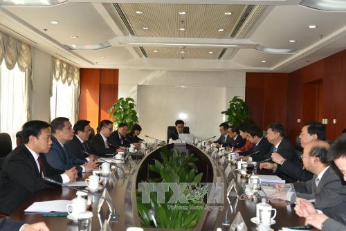 黄平君同志同中共中央对外联络部部长宋涛举行了会谈。