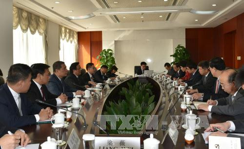 黄平君同志同中共中央对外联络部部长宋涛举行了会谈。