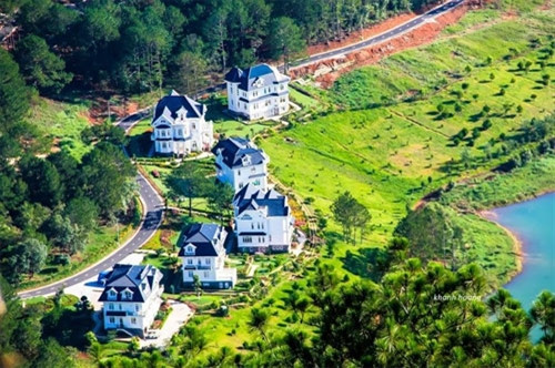 春天游大叻市，游客不仅感受到春花的魅力，而且那几条笼罩着大雾的弯弯曲曲道路也带来特殊的感受（图片来源：vnexpress.net）