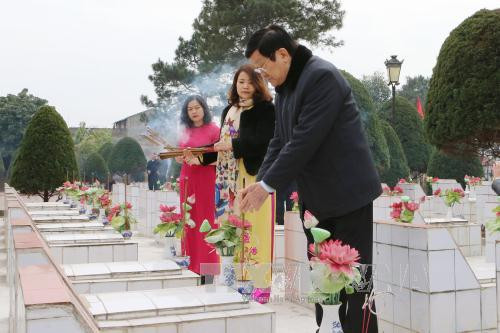 张晋创主席一行前来谅山省谅山市烈士陵园敬香。（图片来源：越通社）