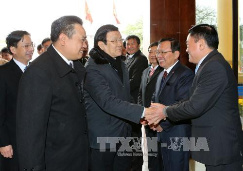 张晋创主席同谅山省领导人座谈。（图片来源：越通社）