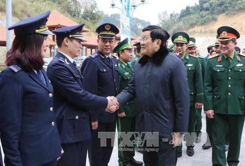  张晋创主席看望慰问友谊国际口岸边防哨所干部战士以及正在友谊关工作的海关、边防、检疫、同登-谅山口岸经济区管委会等力量。（图片来源：越通社）