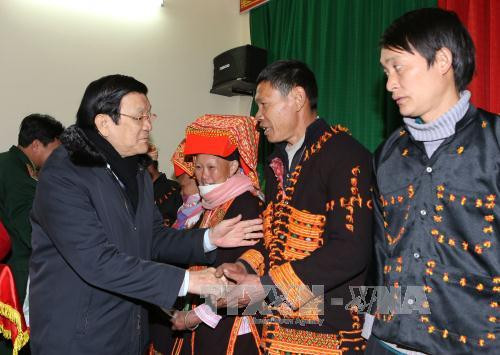 张晋创主席向禄平边境县的姆山、秀幂、安快等三乡居民赠送礼物。（图片来源：越通社）