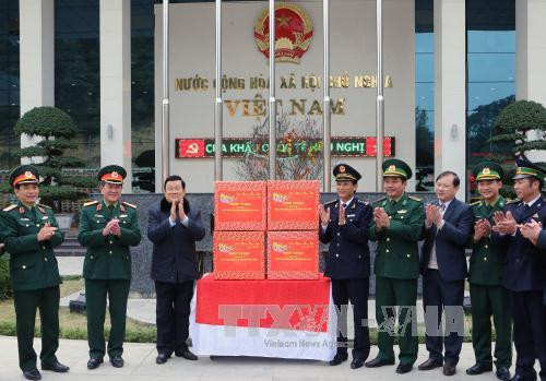  张晋创主席向友谊国际口岸边防哨所干部战士以及正在友谊关工作的海关、边防、检疫、同登-谅山口岸经济区管委会等力量赠送礼物。（图片来源：越通社）