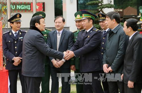  张晋创主席看望慰问友谊国际口岸边防哨所干部战士以及正在友谊关工作的海关、边防、检疫、同登-谅山口岸经济区管委会等力量。（图片来源：越通社）