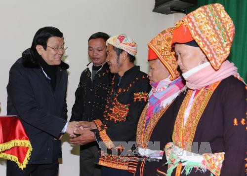 张晋创主席向禄平边境县的姆山、秀幂、安快等三乡居民赠送礼物。（图片来源：越通社）