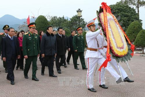  张晋创主席一行前来谅山省谅山市烈士陵园敬香。（图片来源：越通社）