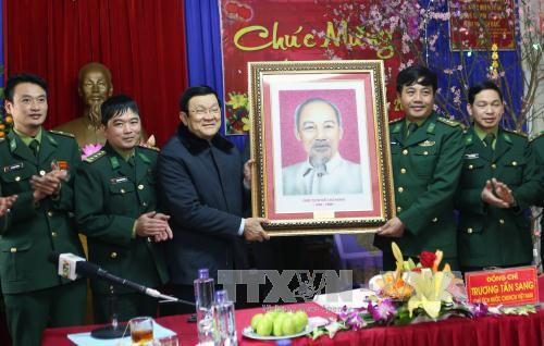  张晋创主席看望慰问友谊国际口岸边防哨所干部战士以及正在友谊关工作的海关、边防、检疫、同登-谅山口岸经济区管委会等力量。（图片来源：越通社）