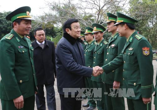  张晋创主席看望慰问友谊国际口岸边防哨所干部战士以及正在友谊关工作的海关、边防、检疫、同登-谅山口岸经济区管委会等力量。（图片来源：越通社）