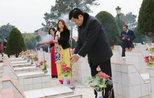  张晋创主席一行前来谅山省谅山市烈士陵园敬香。（图片来源：越通社）