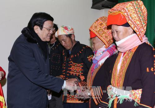 张晋创主席向禄平边境县的姆山、秀幂、安快等三乡居民赠送礼物。（图片来源：越通社）