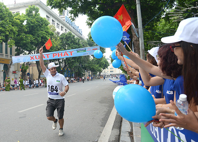 为参赛运动员鼓舞。